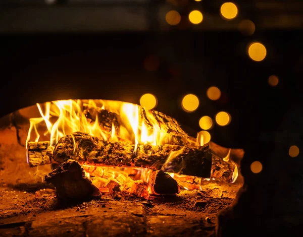 Logboeken branden in open haard — Stockfoto