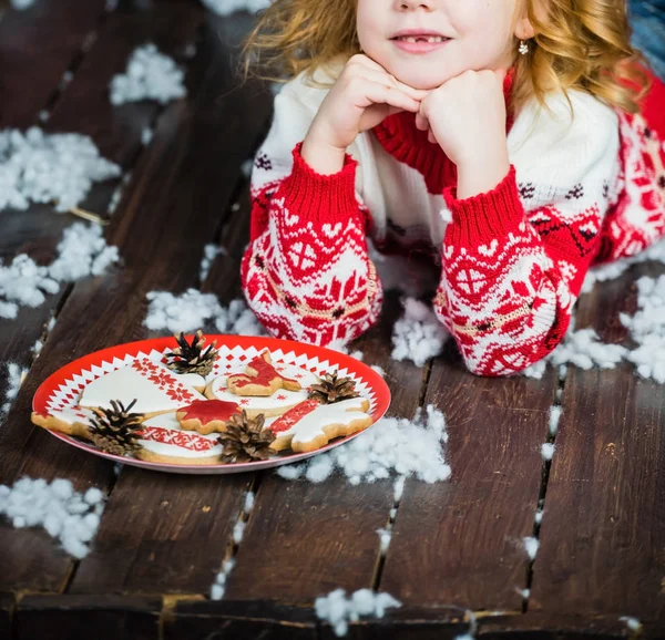 Holčička s vánoční cukroví — Stock fotografie