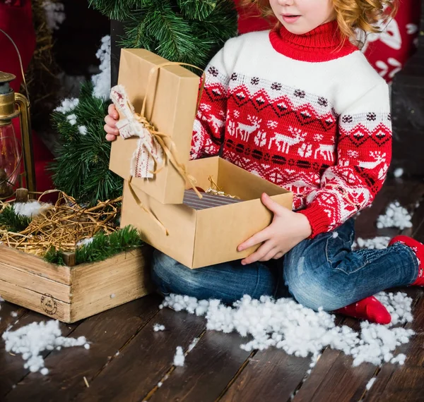 Menina agradável com presentes de Natal — Fotografia de Stock