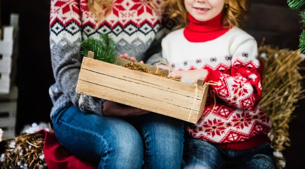 Lycklig familj på juletid — Stockfoto