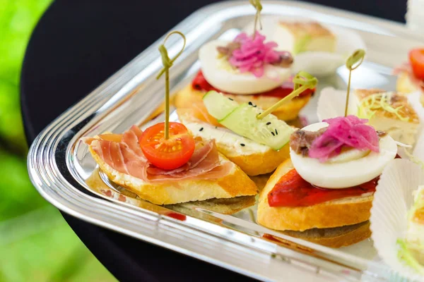 Snacks en mesa de catering —  Fotos de Stock