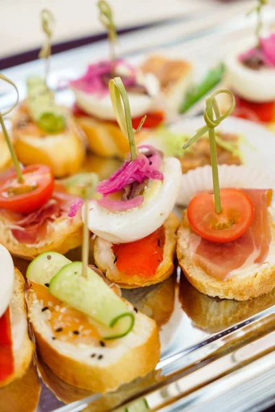 Snacks en mesa de catering — Foto de Stock