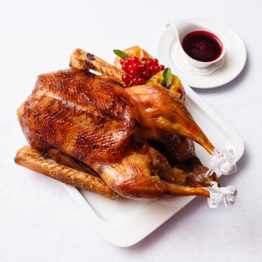 plaka üzerinde kavrulmuş hindi