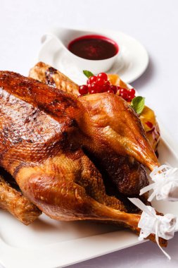 plaka üzerinde kavrulmuş hindi