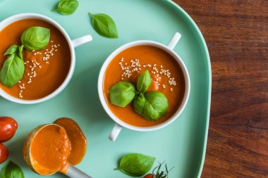 Basil 'li domates çorbası. 