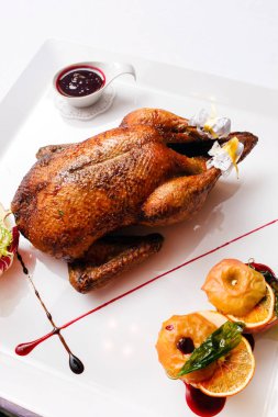 plaka üzerinde kavrulmuş hindi