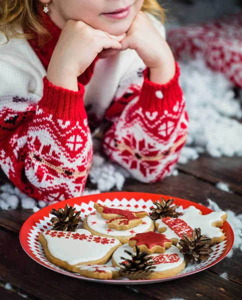 Liten flicka med julkakor — Stockfoto