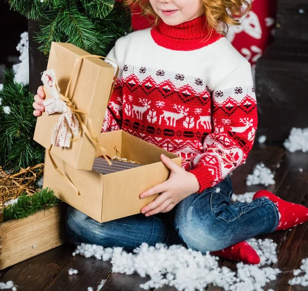 Милая девушка с рождественскими подарками — стоковое фото