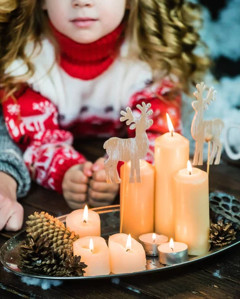 Família feliz no tempo de Natal — Fotografia de Stock