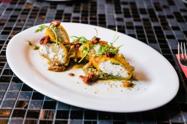 Bir plaka üzerinde doldurulmuş kırmızı biber