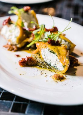 Bir plaka üzerinde doldurulmuş kırmızı biber