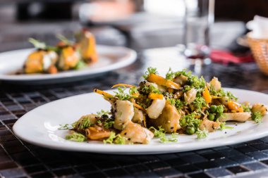 balık pişmiş sebze ile