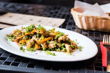 balık pişmiş sebze ile