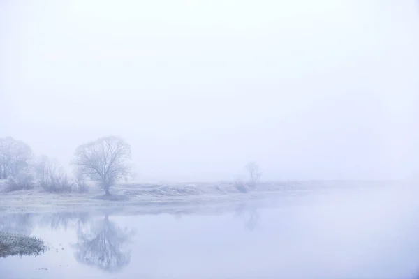 Nebliger Winterfluss — Stockfoto