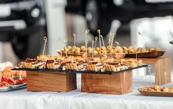 Snacks na mesa de catering — Fotografia de Stock