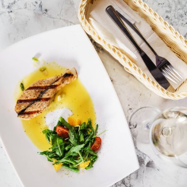 Balık sos ve salata ile