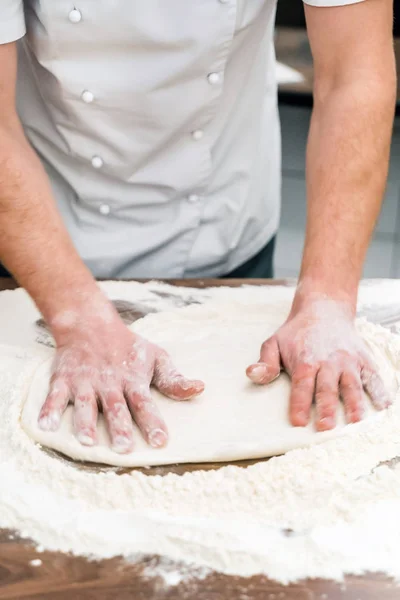 Chef making pizza — Stock Photo, Image