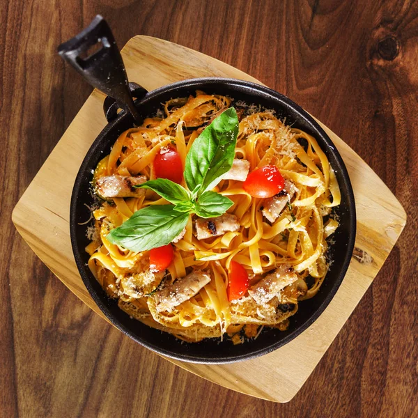Läcker pasta med korv — Stockfoto