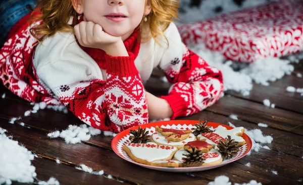 Küçük kız Noel kurabiyeleri — Stok fotoğraf