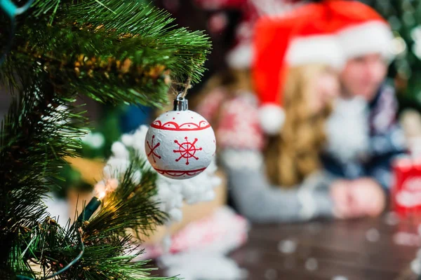 Glückliche Familie zur Weihnachtszeit — Stockfoto