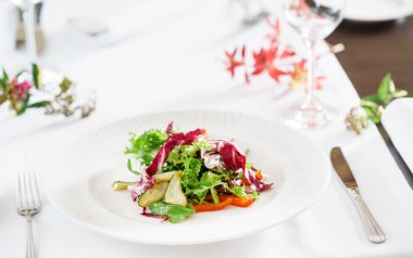 Taze sebze salatası.