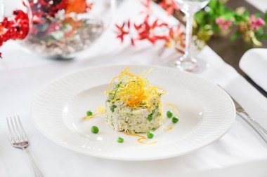 Yeşil bezelye ile pirinç