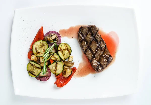 Steak mit Gemüse serviert — Stockfoto