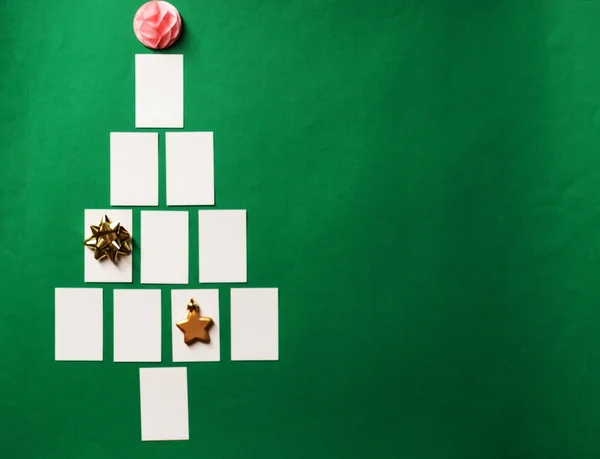 Cartões de Natal formam árvore de Natal — Fotografia de Stock