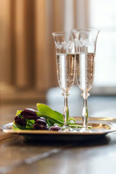Sklenice šampaňského s květinami — Stock fotografie
