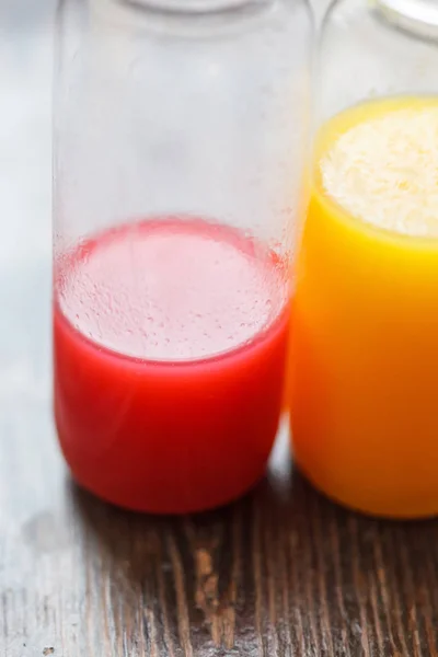 Färsk juice i flaskor — Stockfoto