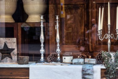 Süslemeleri ile Noel pencere