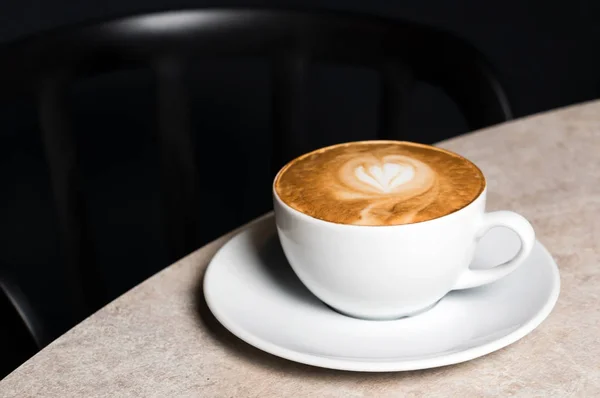 Vit kopp cappuccino — Stockfoto