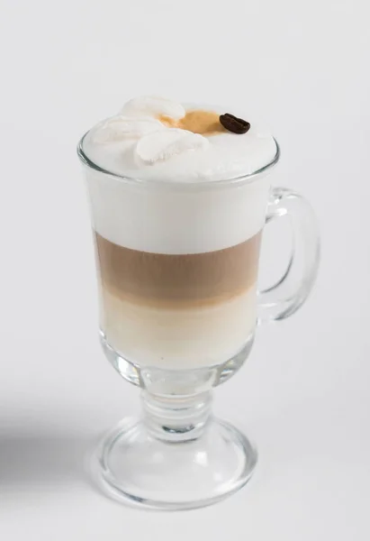 Taza de sabroso café con leche — Foto de Stock
