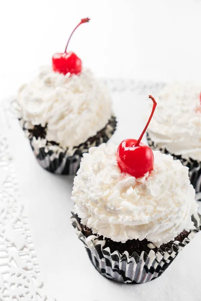 Cupcakes di vacanza con crema — Foto Stock