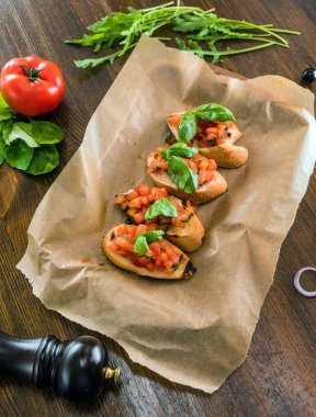  Kraft kağıt üzerinde bruschettas 