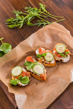 Kraft kağıt üzerinde sandviç