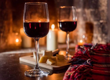 şarap, gözlük ve mumlar