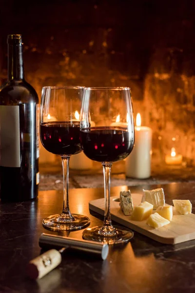 Copos de vinho e velas — Fotografia de Stock