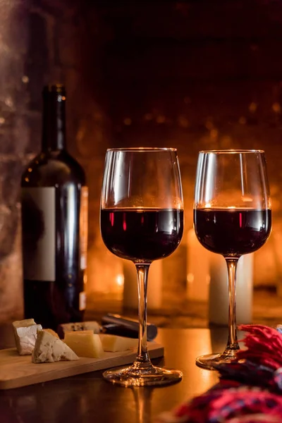 Bicchieri di vino e candele — Foto Stock