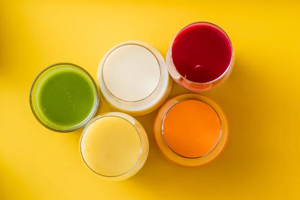 Detox smoothies in glazen — Stockfoto