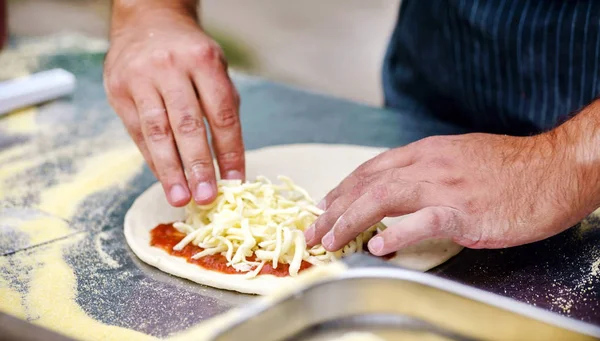 Chef making pizza Royalty Free Stock Images