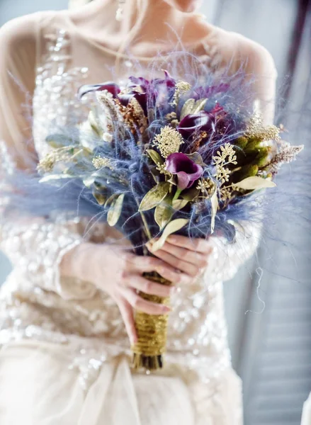 Vacker brud med blommor — Stockfoto