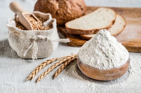 Trigo, pão e farinha — Fotografia de Stock