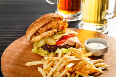 Patates kızartmalı hamburger.