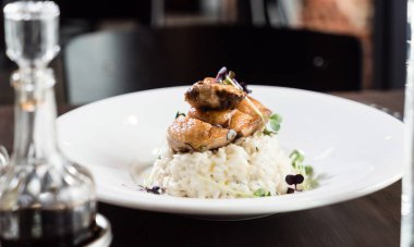 plato de pescado delicioso 