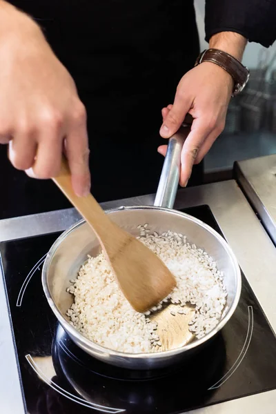 Chef fazendo risotto — Fotografia de Stock