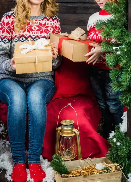 Lycklig familj på juletid — Stockfoto