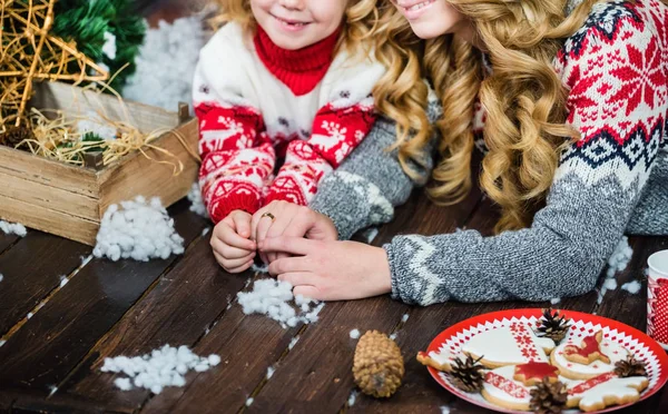 Lycklig familj på juletid — Stockfoto