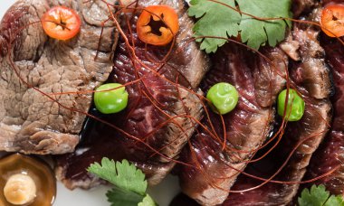 sığır eti dilim beyaz plaka üzerinde