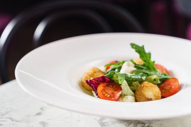 mozzarella topları ile salata